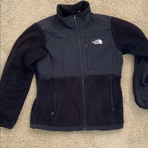 Black long sleeve north face jacket